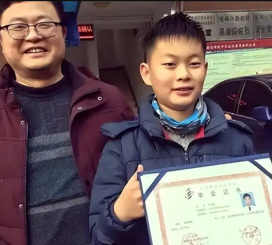 Hà Nghi Đức giờ đã là thiếu niên