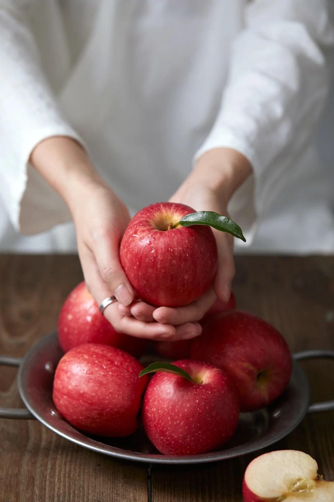 Ngày đầu tiên của mỗi tháng âm lịch, tôi đều ăn 1 quả táo đỏ và đây là lý do