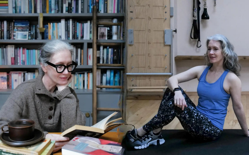 Cuộc sống mơ ước của người phụ nữ 47 tuổi bên bờ biển: Cắm hoa, tập Pilates và sở hữu bức tường sách khổng lồ khiến ai cũng ghen tị