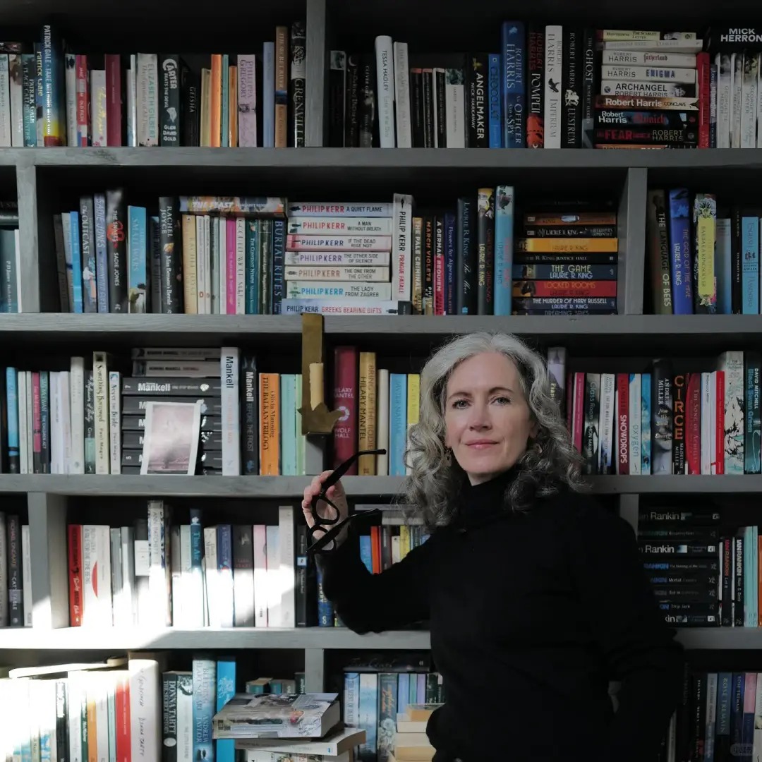 Cuộc sống mơ ước của người phụ nữ 47 tuổi bên bờ biển: Cắm hoa, tập Pilates và sở hữu bức tường sách khổng lồ khiến ai cũng ghen tị