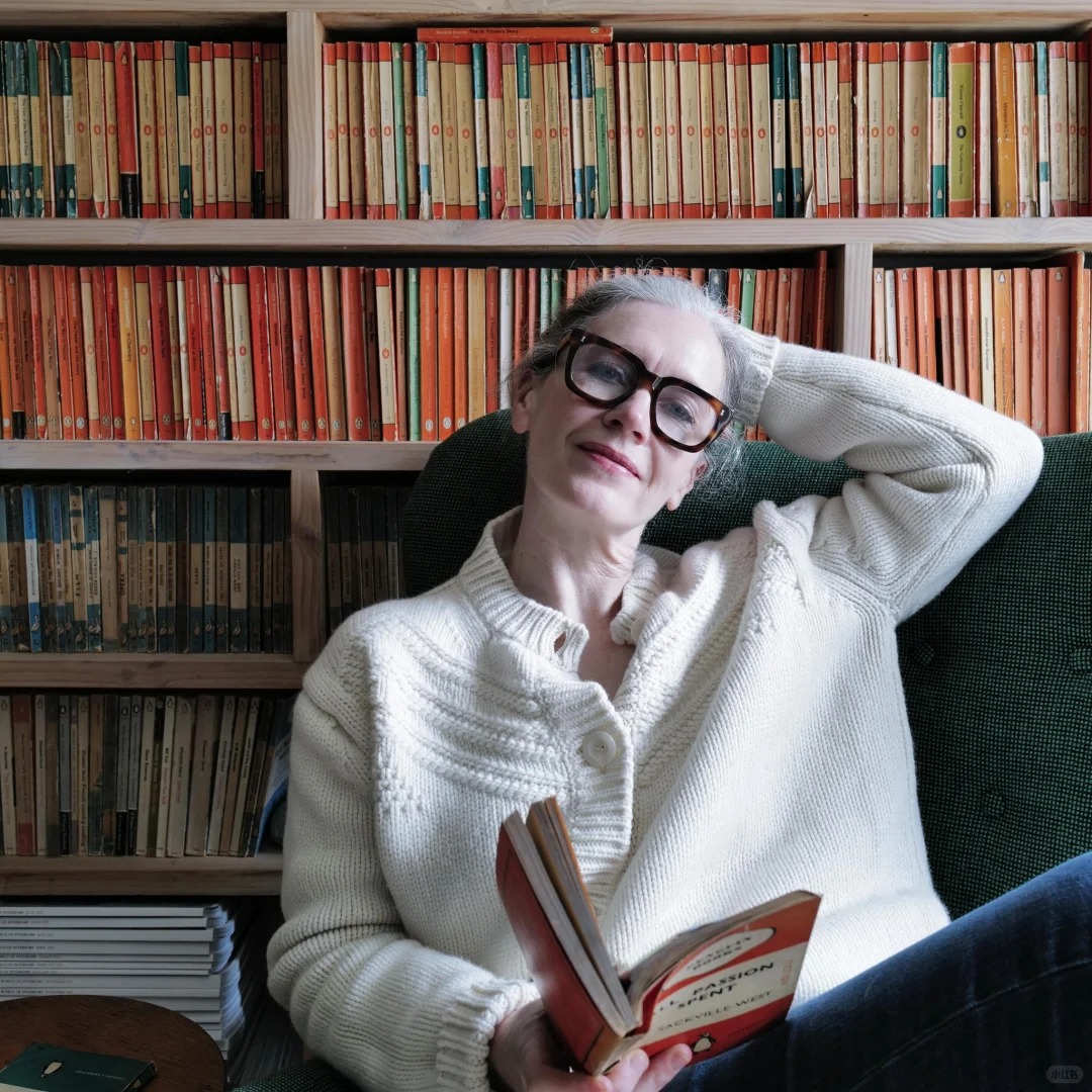 Cuộc sống mơ ước của người phụ nữ 47 tuổi bên bờ biển: Cắm hoa, tập Pilates và sở hữu bức tường sách khổng lồ khiến ai cũng ghen tị