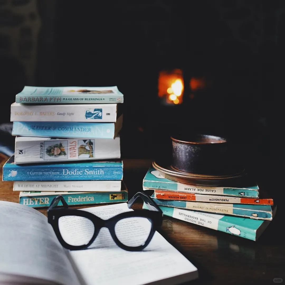 Cuộc sống mơ ước của người phụ nữ 47 tuổi bên bờ biển: Cắm hoa, tập Pilates và sở hữu bức tường sách khổng lồ khiến ai cũng ghen tị