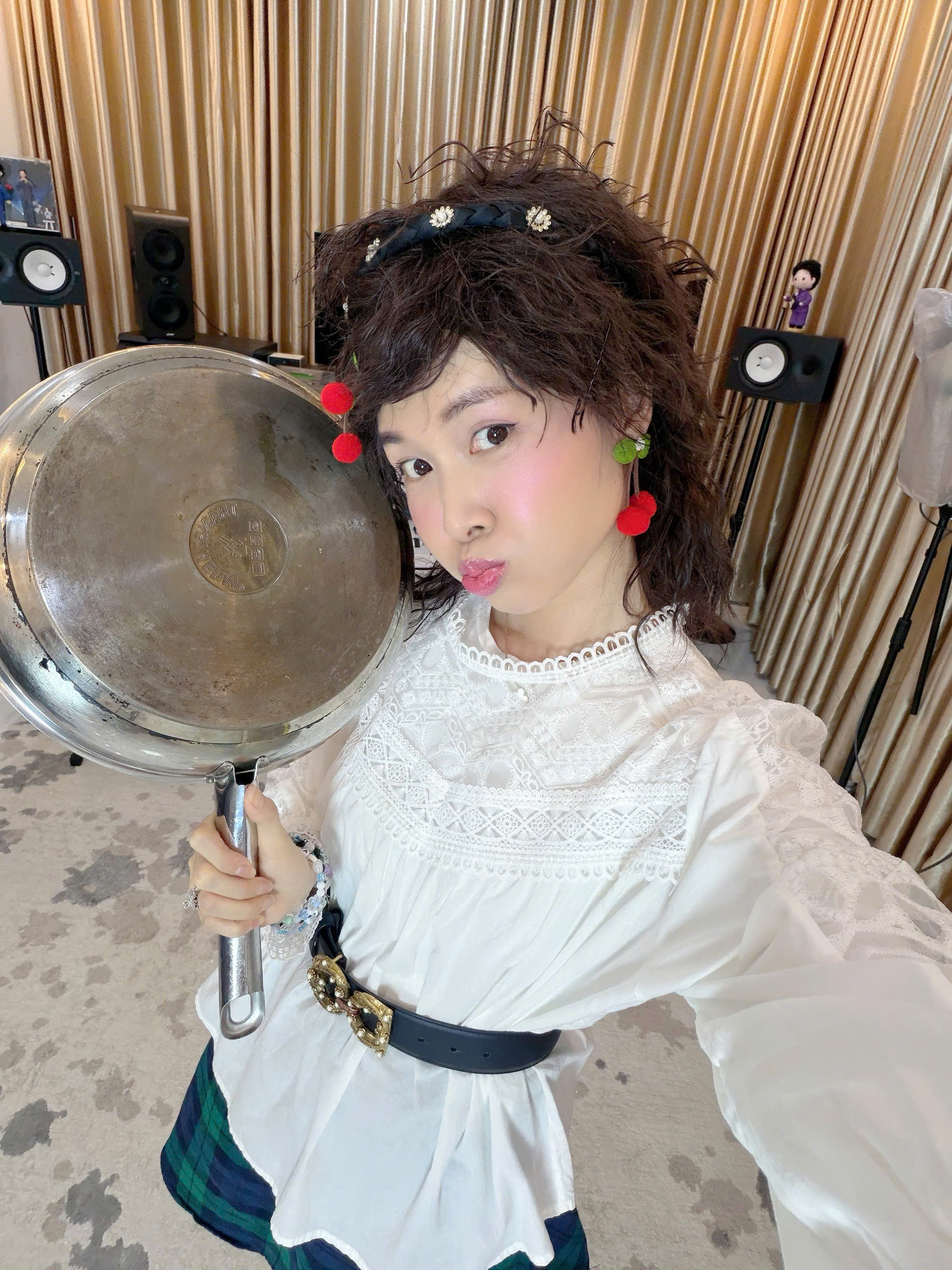 Kỷ niệm cưới “độc lạ”: Vợ chồng Đăng Khôi tái hiện kiểu tóc sư tử và lookbook 20 năm trước