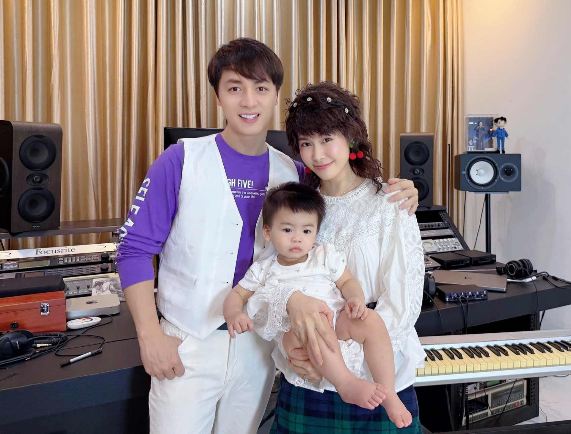 Kỷ niệm cưới “độc lạ”: Vợ chồng Đăng Khôi tái hiện kiểu tóc sư tử và lookbook 20 năm trước