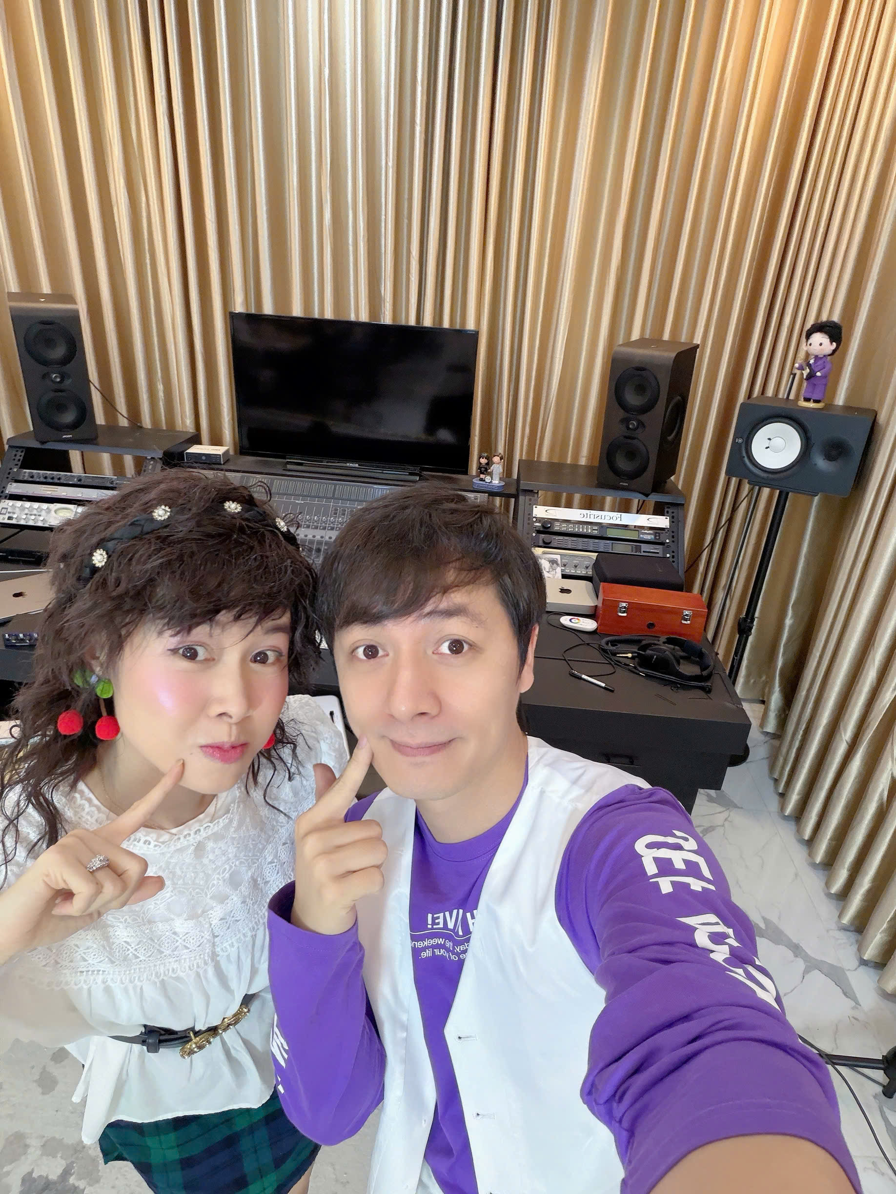 Kỷ niệm cưới “độc lạ”: Vợ chồng Đăng Khôi tái hiện kiểu tóc sư tử và lookbook 20 năm trước