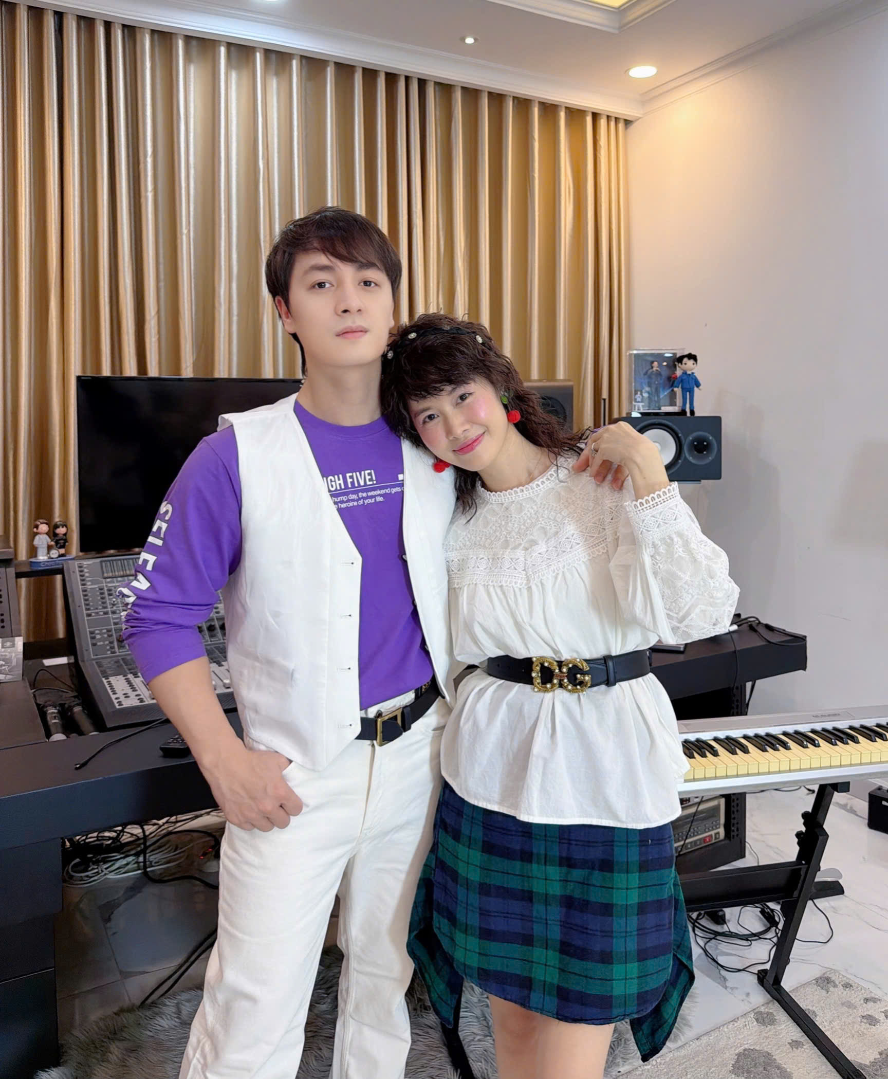 Kỷ niệm cưới “độc lạ”: Vợ chồng Đăng Khôi tái hiện kiểu tóc sư tử và lookbook 20 năm trước