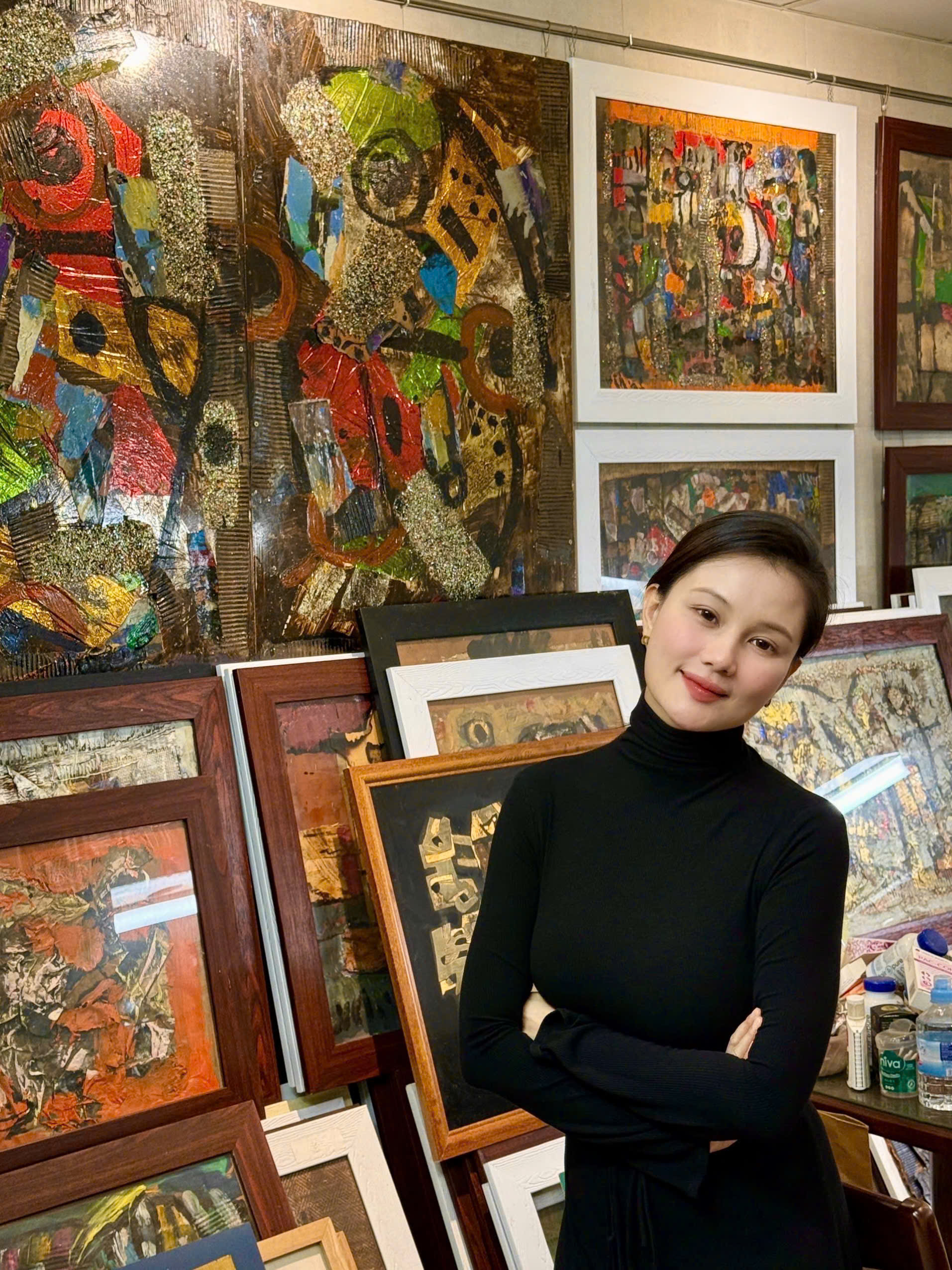 MC Huyền Châu bên cạnh tranh của bố cô - Hoạ Sĩ Văn Chiến