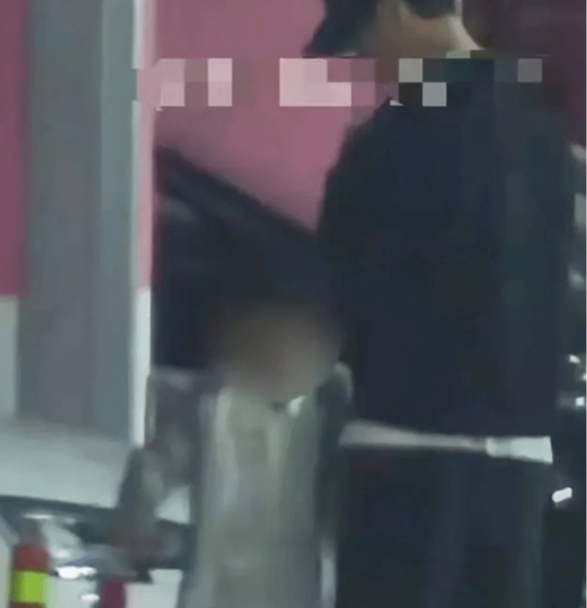 Khi hai cha con bước ra ngoài, họ đi ngang qua một tấm biển phản quang bị đổ xuống đất.