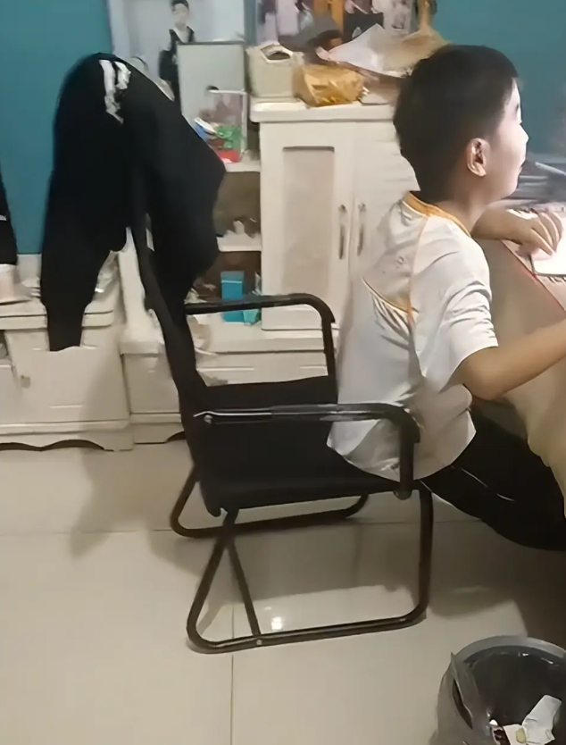 Cậu bé say sưa vẽ bằng chuột