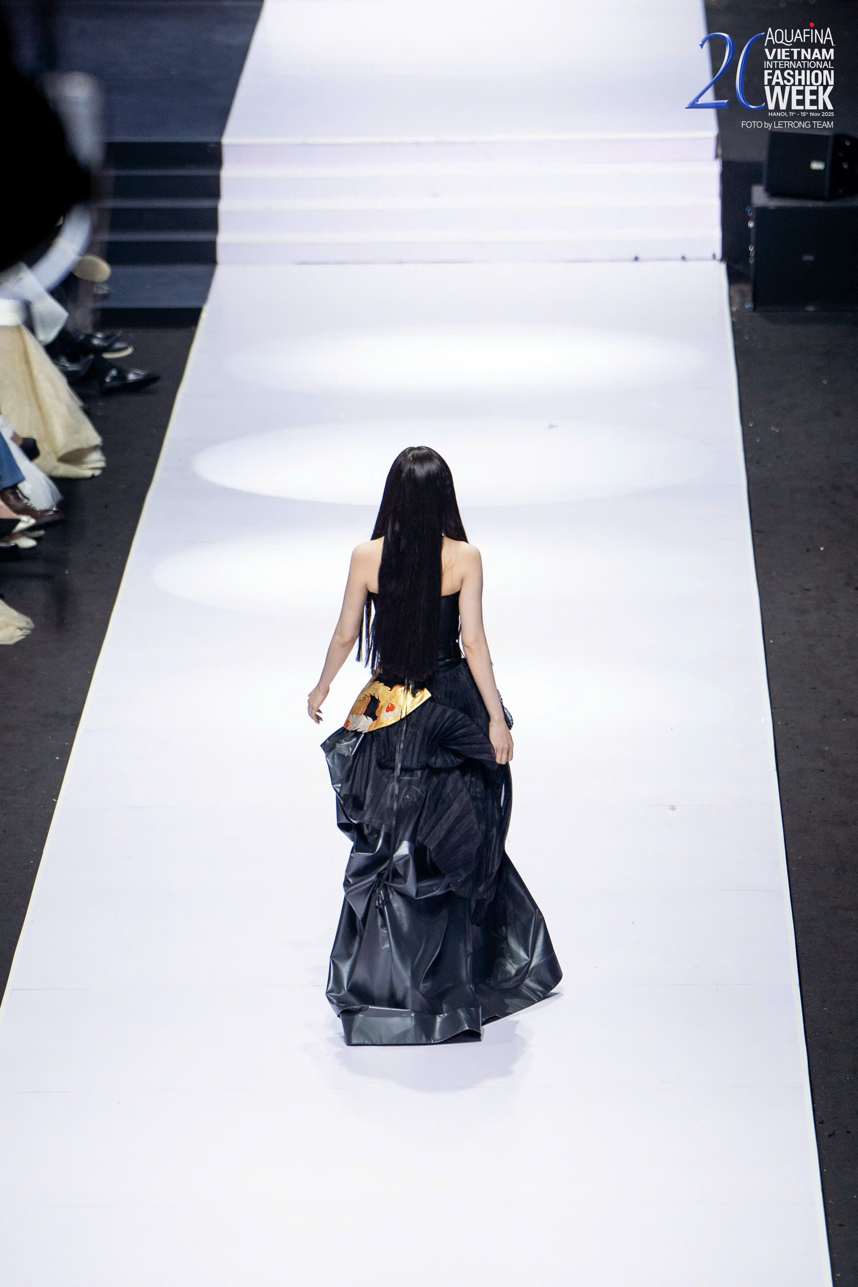 GUNO gây bất ngờ lớn khi bắt tay NTK Cao Minh Tiến trên sàn diễn AVIFW 2025