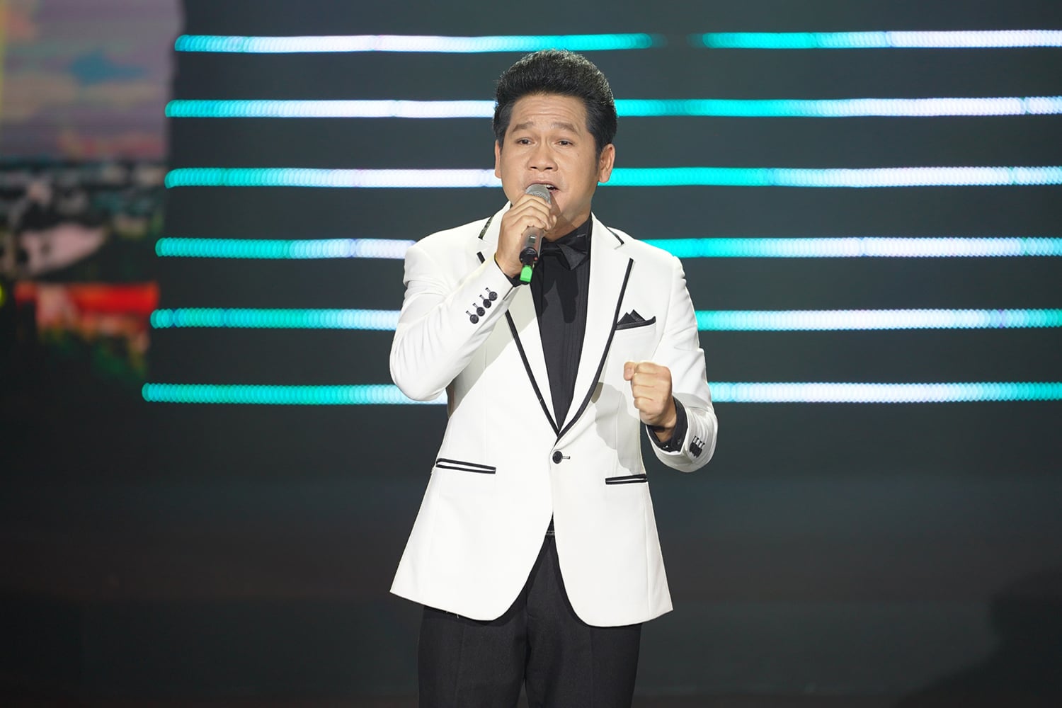 Ca sĩ Trọng Tấn