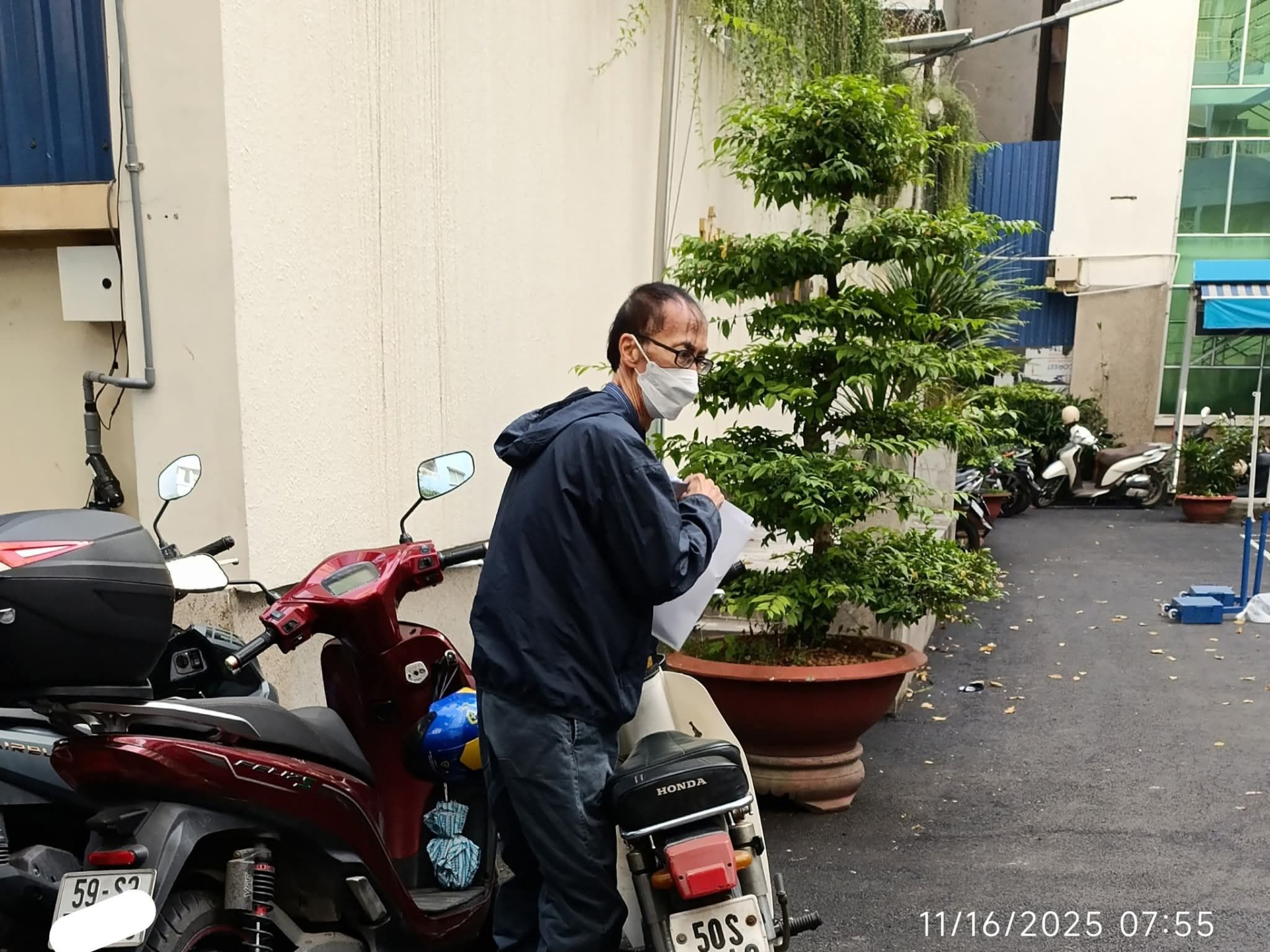 Hình ảnh giản dị của thầy Lê Bá Khánh Trình