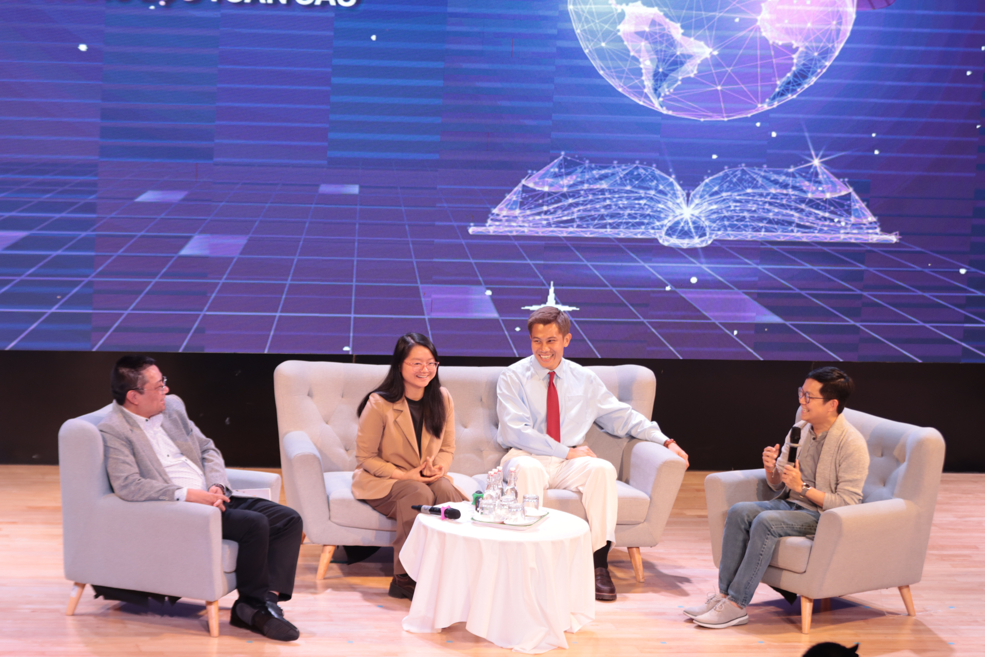 Từ trái qua: NCS. Nguyễn Đình Thành, nhà làm phim Hà Lệ Diễm, diễn viên Phương Nam, T.S Nguyễn Chí Hiếu