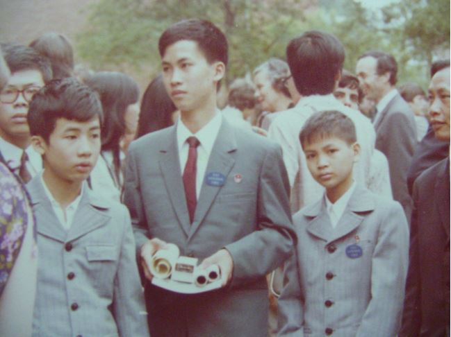 Thầy Lê Bá Khánh Trình thời trẻ (người đứng giữa)