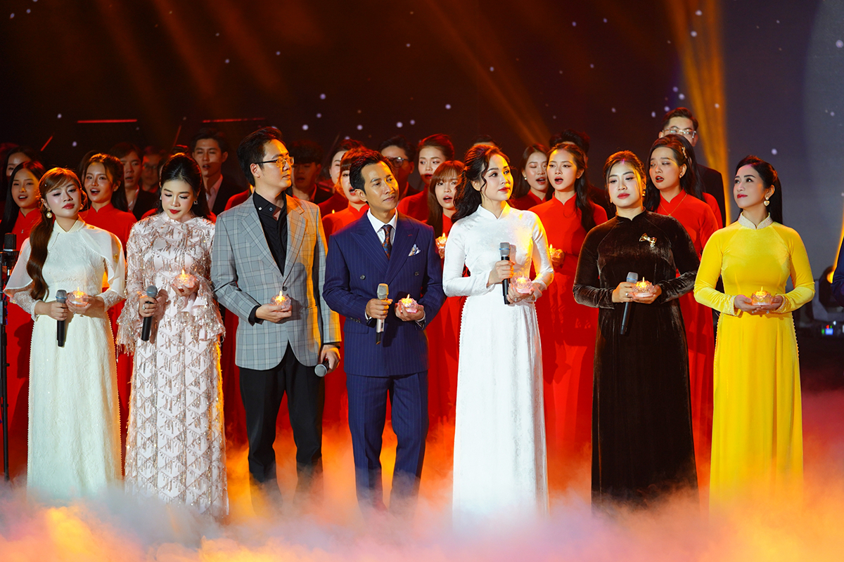 Tiếng hát cố NSND Trung Kiên vang lên giữa sân khấu, khán giả nghẹn ngào trong đêm tri ân