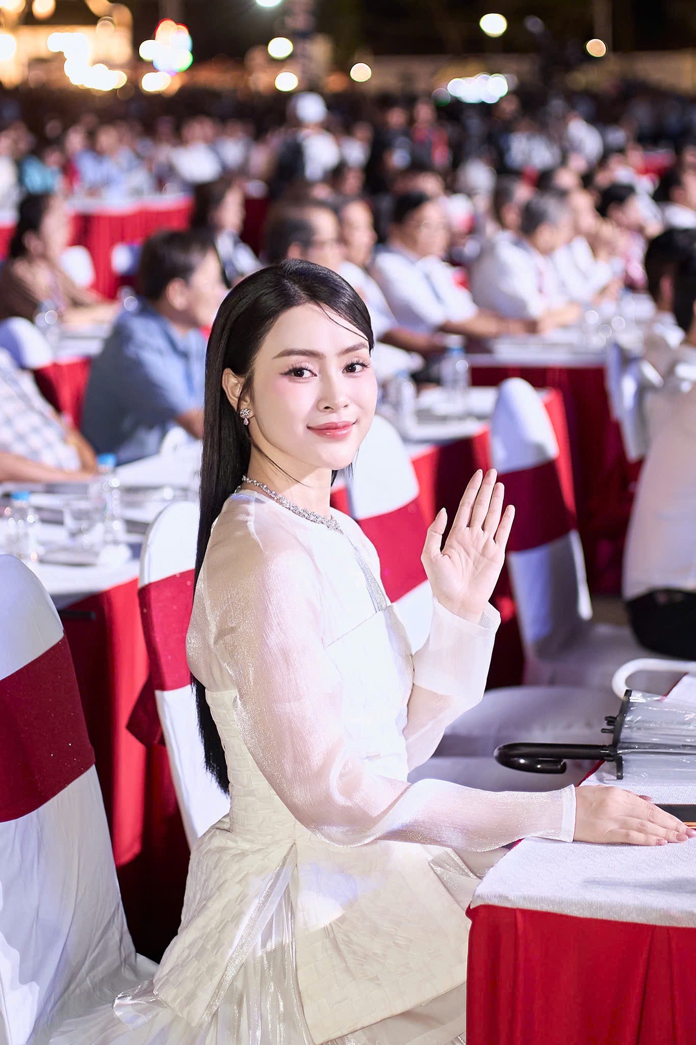 Hoa hậu Kim Thảo diện bà ba trắng nền nã, gây sốt với vai trò Đại sứ hình ảnh Du lịch 