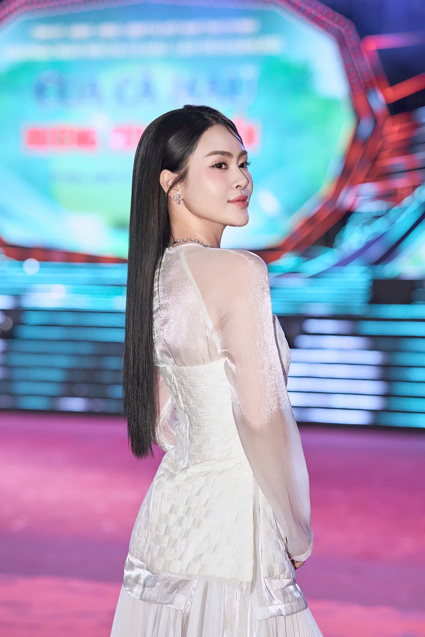 Hoa hậu Kim Thảo diện bà ba trắng nền nã, gây sốt với vai trò Đại sứ hình ảnh Du lịch 