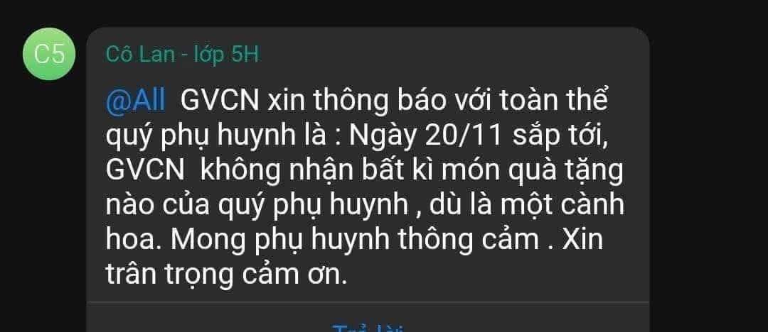 Đoạn tin nhắn cùng lời chia sẻ được 1 phụ huynh tên LiLy chia sẻ gây xúc động mạnh.