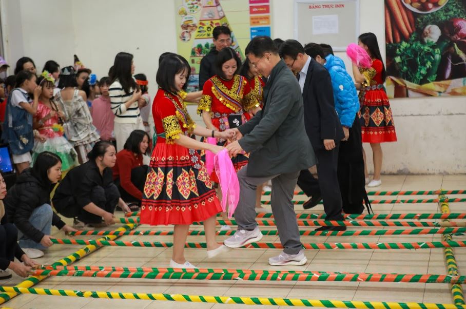 Các nhà tài trợ Hàn Quốc giao lưu múa sạp cùng các giáo viên trường Tiểu học Chu Phan