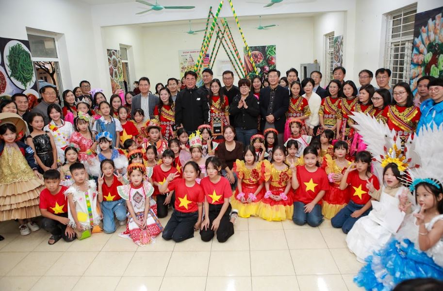 Đoàn công tác giao lưu cùng tập thể học sinh và giáo viên trường Tiểu học Chu Phan