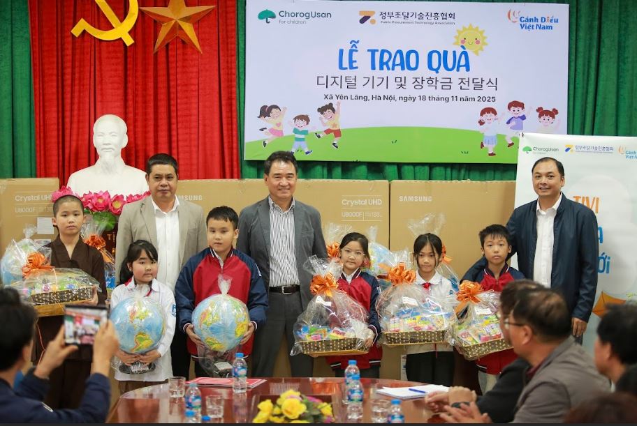 Các nhà tài trợ trao quà cho đại diện các em học sinh trường Tiểu học Chu Phan