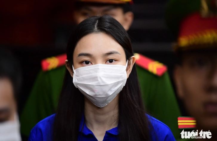 Nguyễn Thúc Thuỳ Tiên tại toà. Ảnh: Báo Tuổi Trẻ