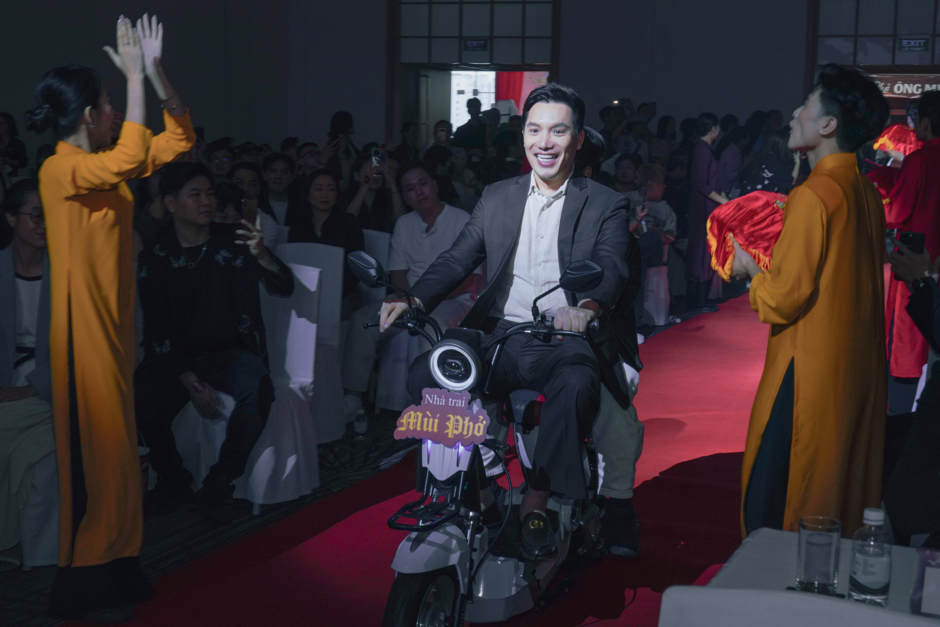 Xuân Hinh làm “đám cưới” ở tuổi U60?