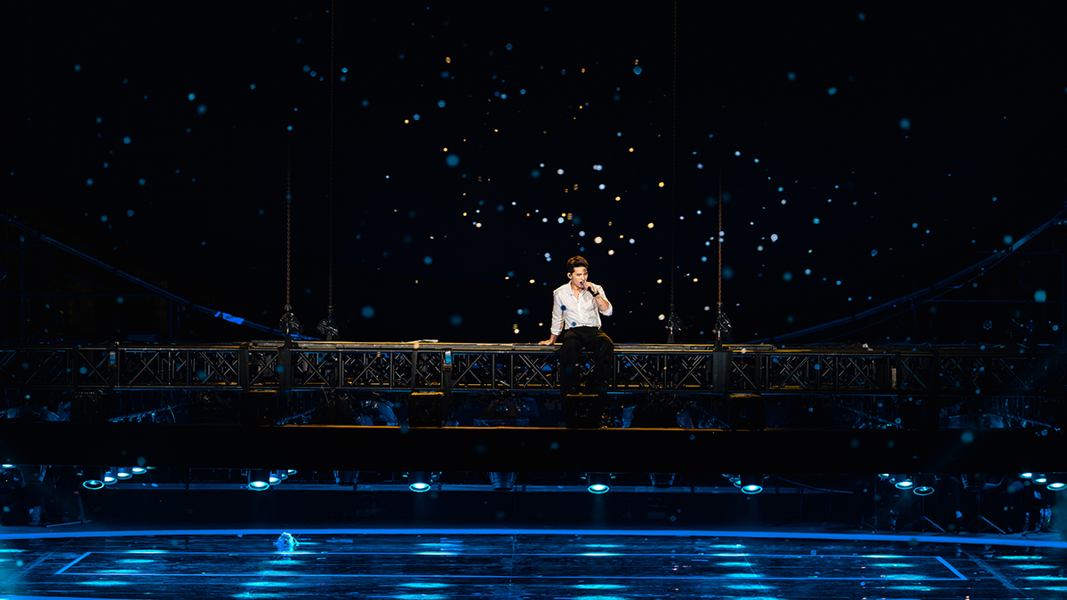 Quốc Thiên ủng hộ 200 triệu đồng đến đồng bào miền Trung gặp thiên tai ngay giữa lúc trình diễn tại Live Concert SKYNOTE 2025