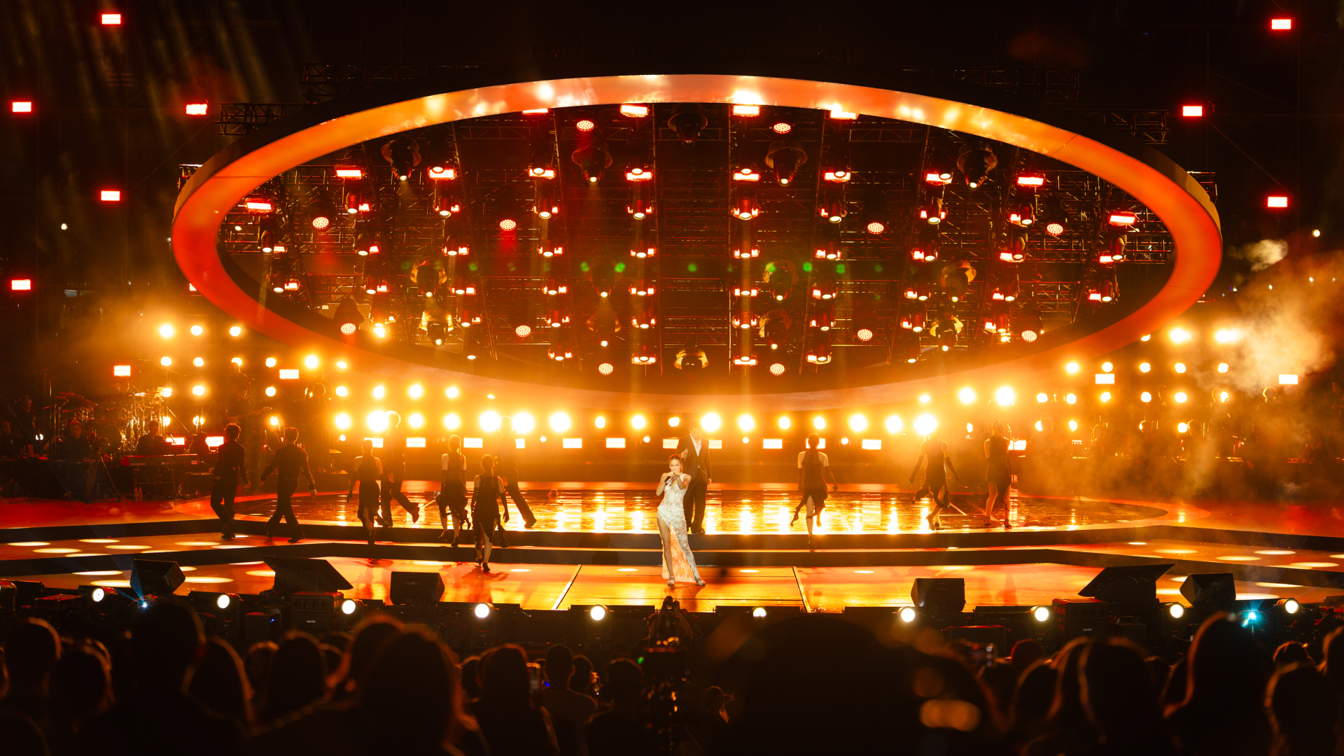 Quốc Thiên ủng hộ 200 triệu đồng đến đồng bào miền Trung gặp thiên tai ngay giữa lúc trình diễn tại Live Concert SKYNOTE 2025