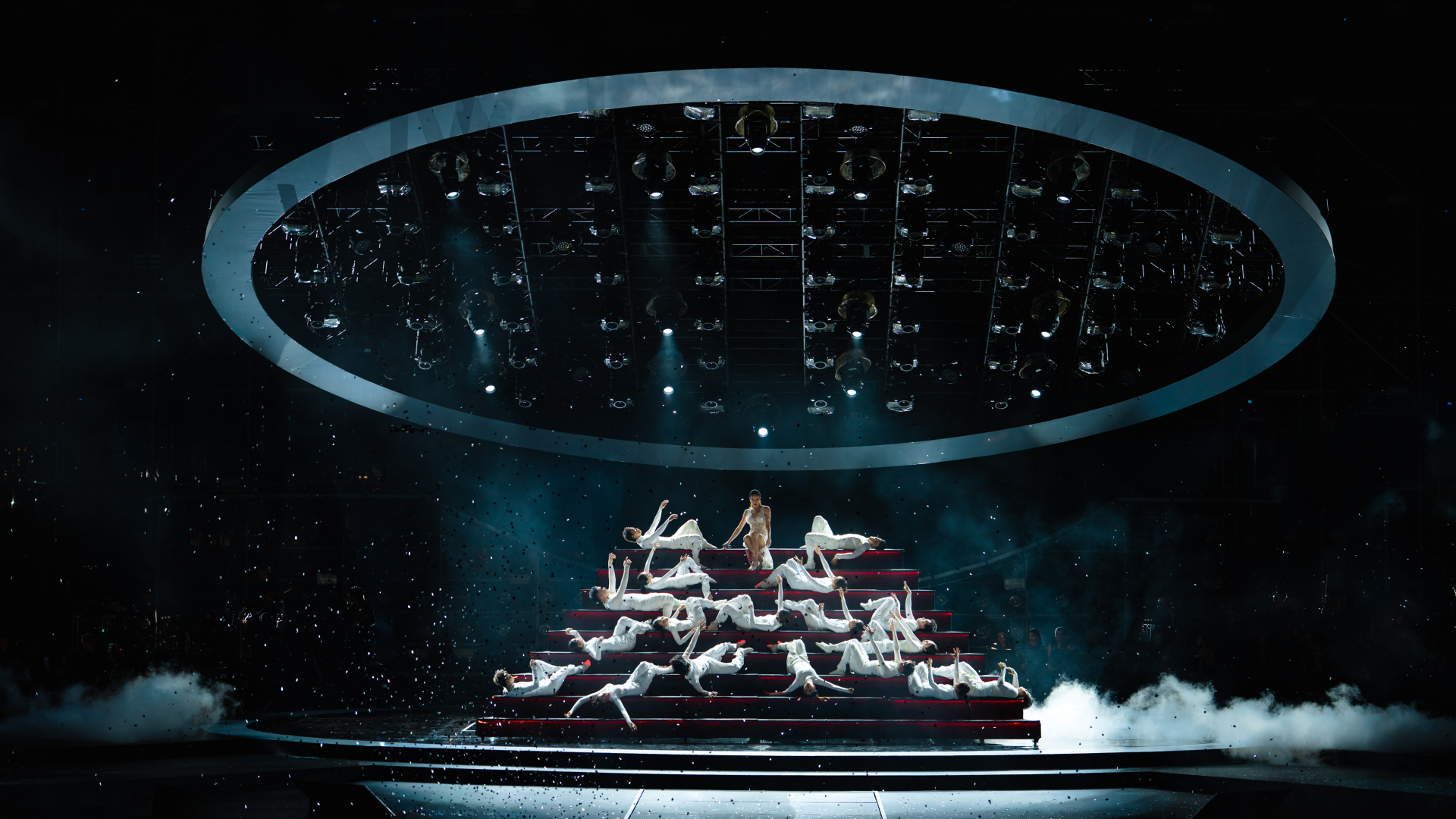 Quốc Thiên ủng hộ 200 triệu đồng đến đồng bào miền Trung gặp thiên tai ngay giữa lúc trình diễn tại Live Concert SKYNOTE 2025