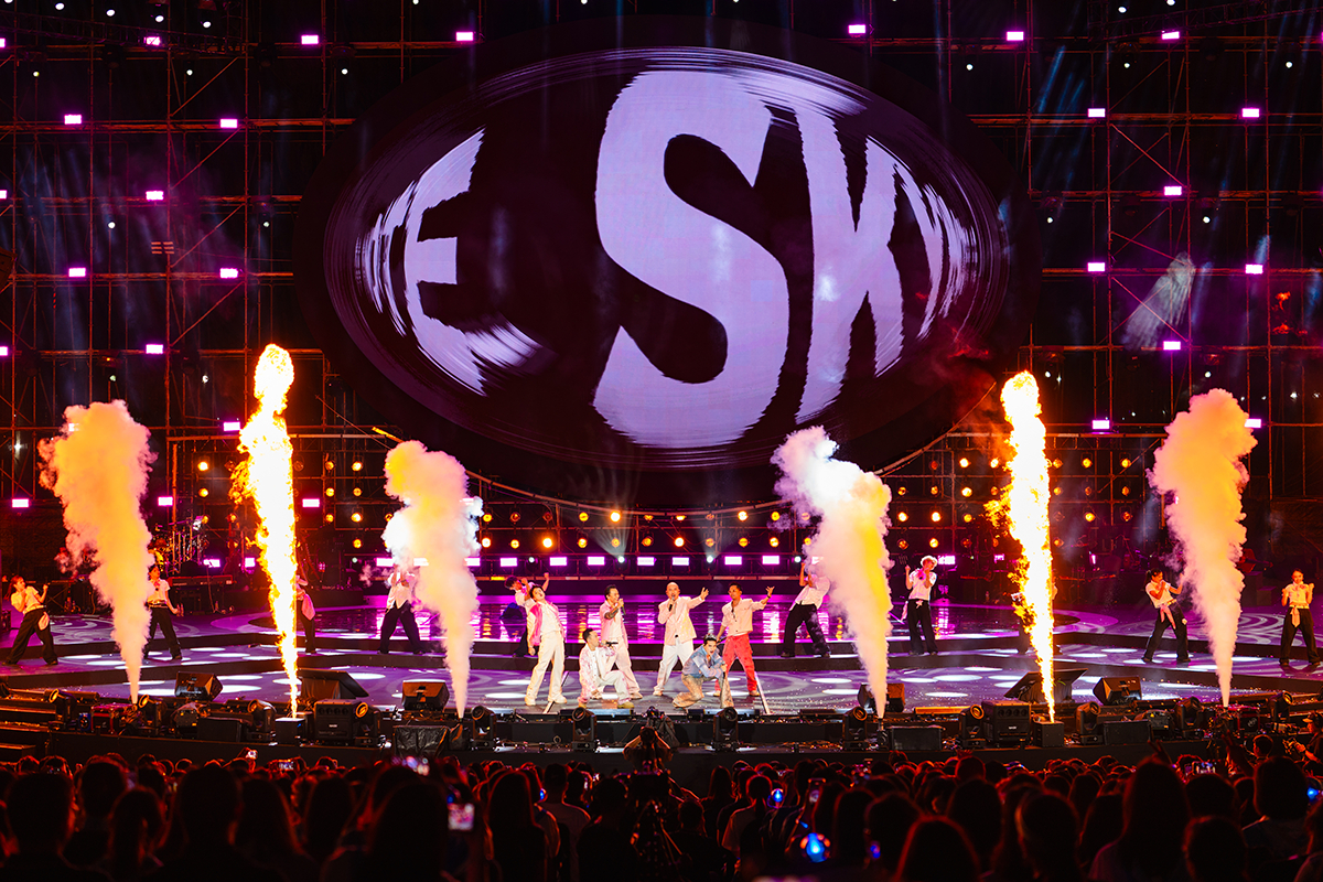 Quốc Thiên ủng hộ 200 triệu đồng đến đồng bào miền Trung gặp thiên tai ngay giữa lúc trình diễn tại Live Concert SKYNOTE 2025