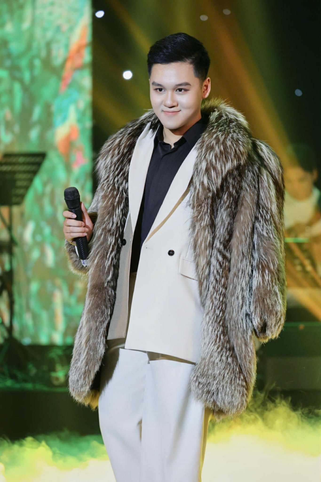 Từ cậu bé vùng núi mê sân khấu hội chợ đến Á quân 2 Tiếng hát Việt Toàn Cầu