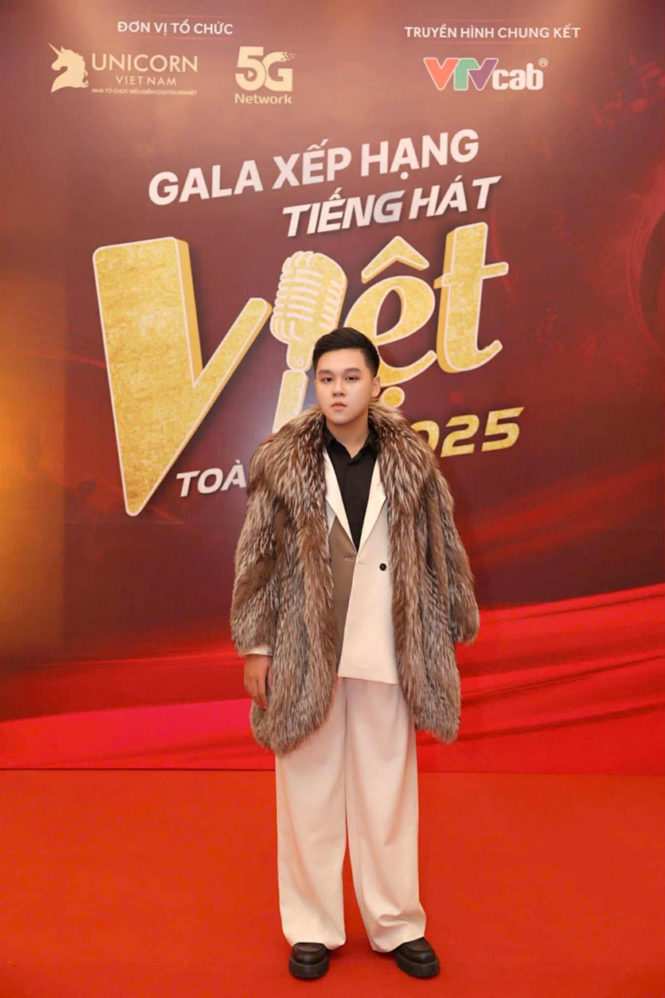 Từ cậu bé vùng núi mê sân khấu hội chợ đến Á quân 2 Tiếng hát Việt Toàn Cầu