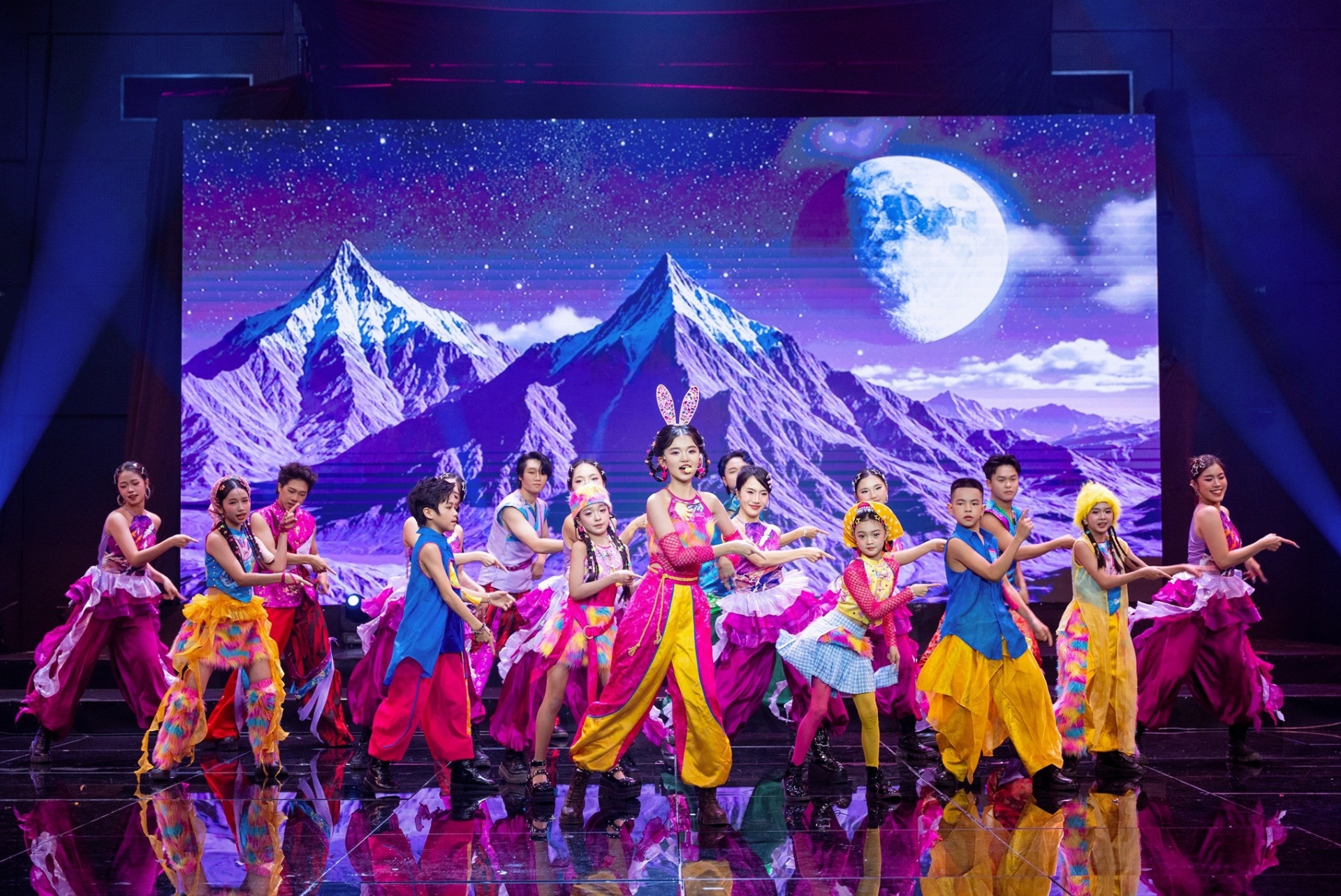 Tuấn Cry “tái sinh” trò chơi tuổi thơ bằng âm nhạc dân gian hiện đại trong sản phẩm đầu tay của ca sĩ Kim Cương