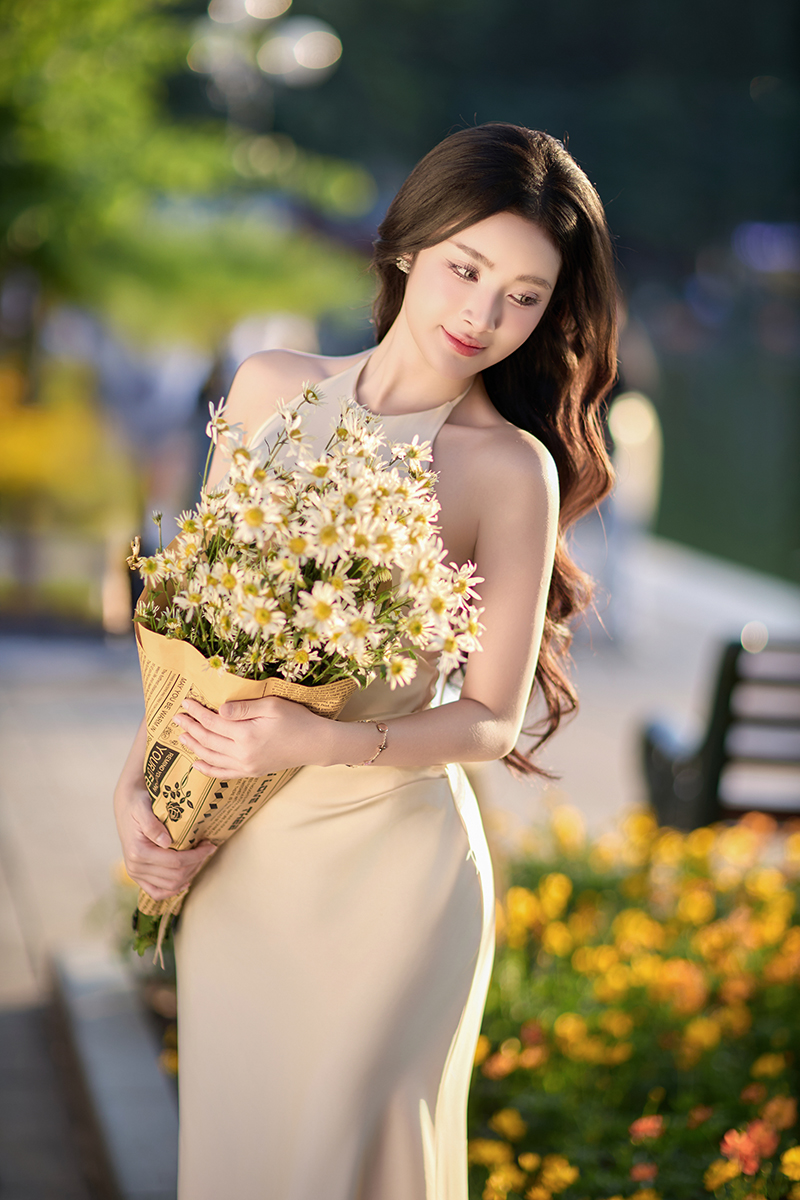 Hoa khôi Đinh Hoài An khoe dáng dịu dàng trong tà áo dài trắng