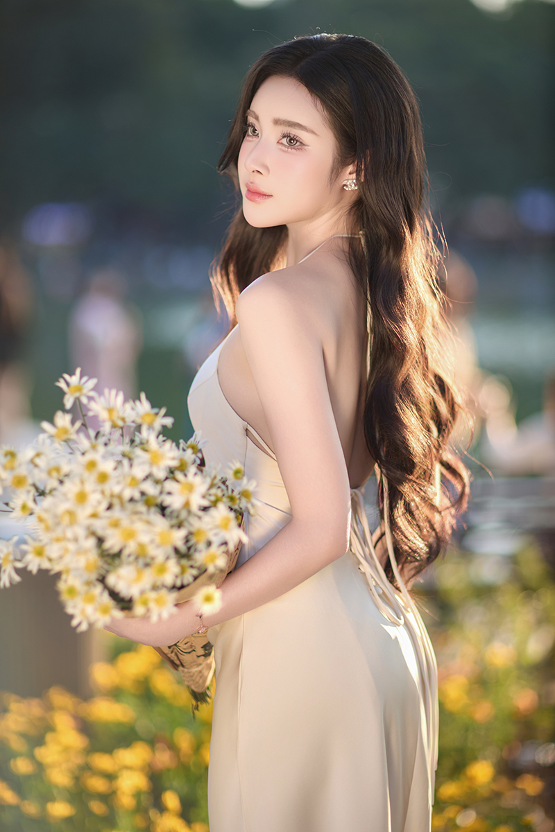 Hoa khôi Đinh Hoài An khoe dáng dịu dàng trong tà áo dài trắng