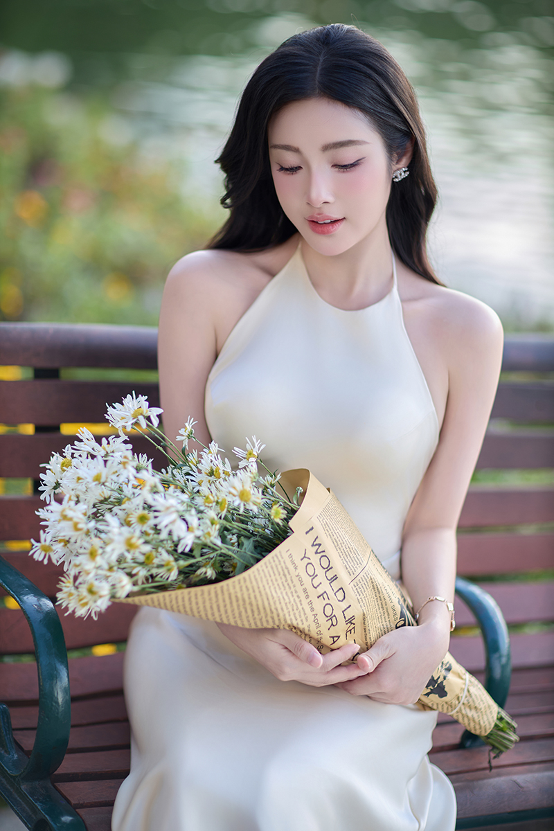 Hoa khôi Đinh Hoài An khoe dáng dịu dàng trong tà áo dài trắng