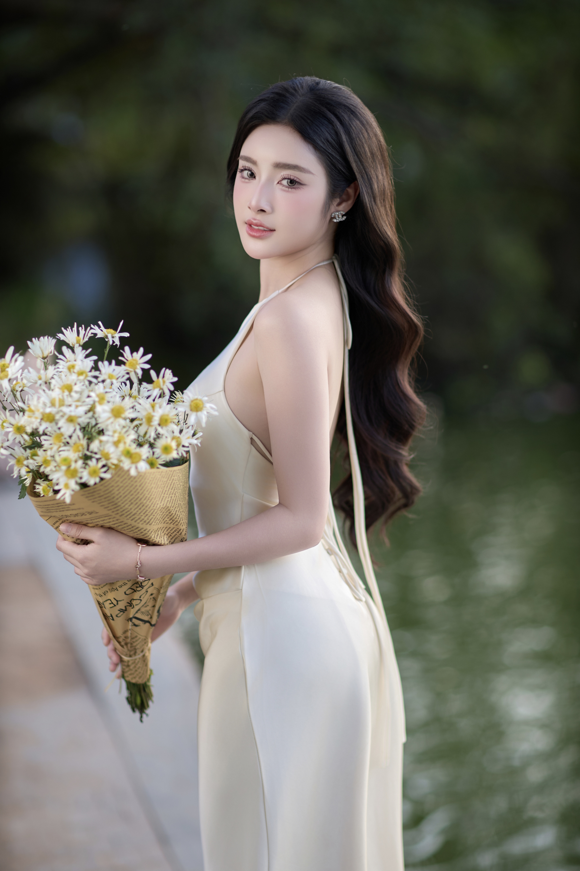 Hoa khôi Đinh Hoài An khoe dáng dịu dàng trong tà áo dài trắng