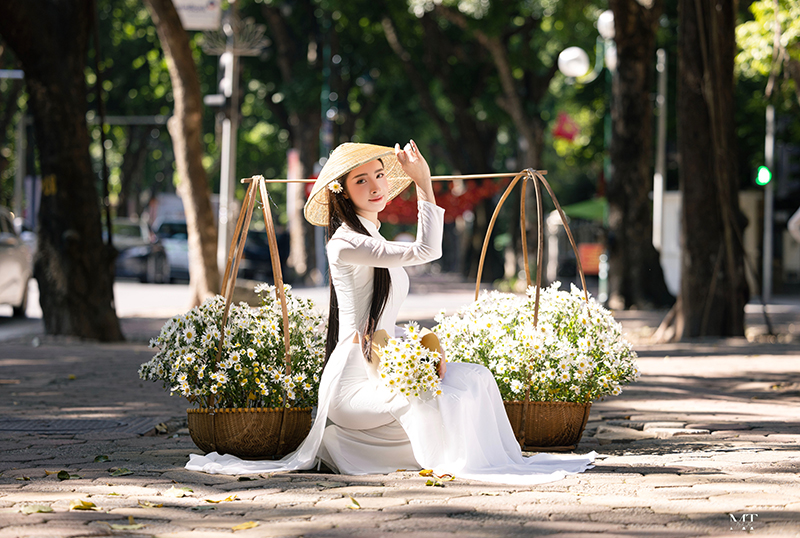 Hoa khôi Đinh Hoài An khoe dáng dịu dàng trong tà áo dài trắng