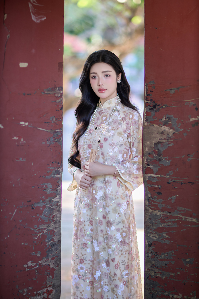 Hoa khôi Đinh Hoài An khoe dáng dịu dàng trong tà áo dài trắng