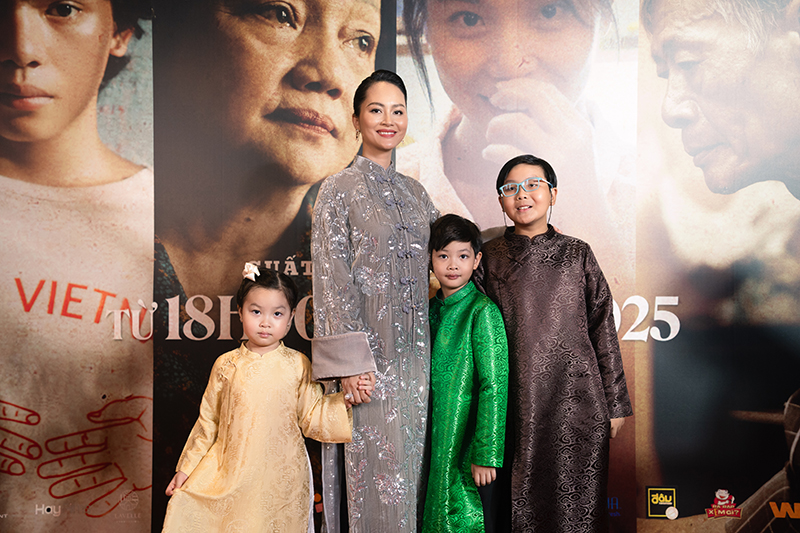 Lần hiếm hoi Đỗ Hải Yến đưa 3 con đi thảm đỏ