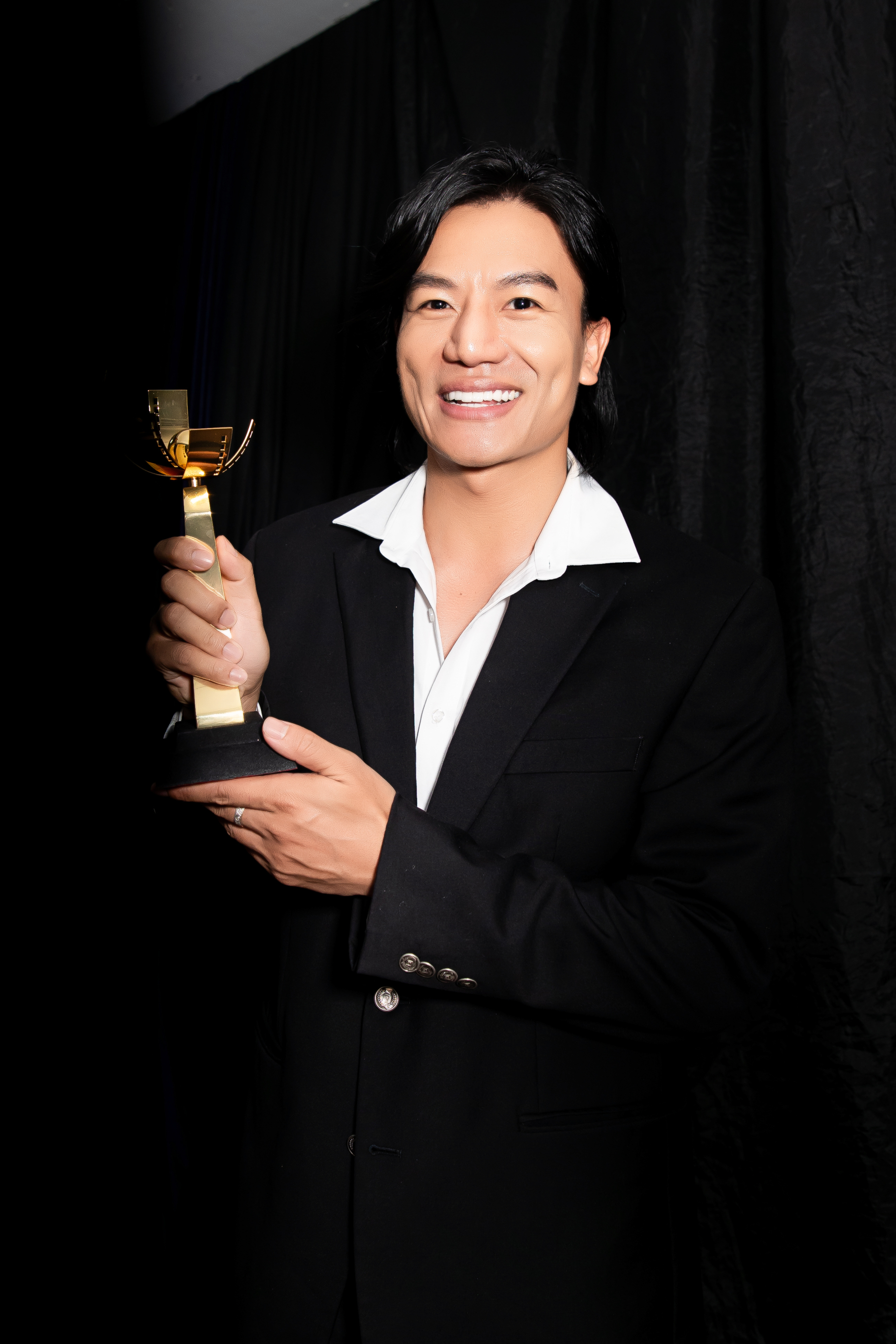 Nam diễn viên có hai phim cùng lúc đoạt giải Vàng và Bạc tại LHP Việt Nam lần thứ 24