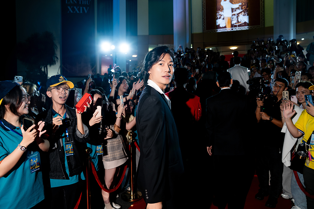 Nam diễn viên có hai phim cùng lúc đoạt giải Vàng và Bạc tại LHP Việt Nam lần thứ 24