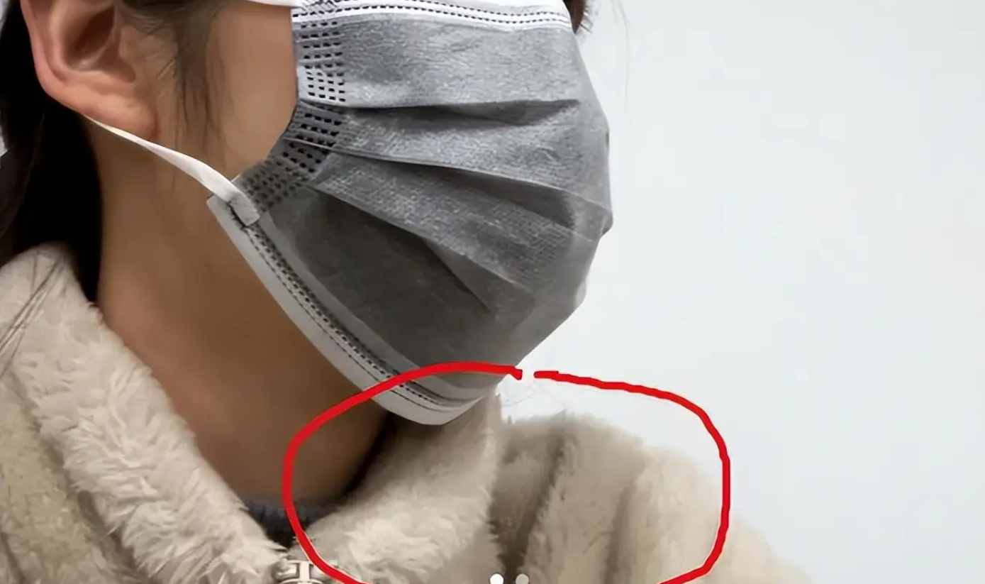 Làm điều này suốt 2 tháng, một nữ sinh khiến thầy giáo ám ảnh, phải nhắc: Em nên thay cái áo khác!