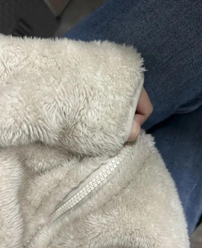 Chiếc áo khoác cáu bẩn của nữ sinh