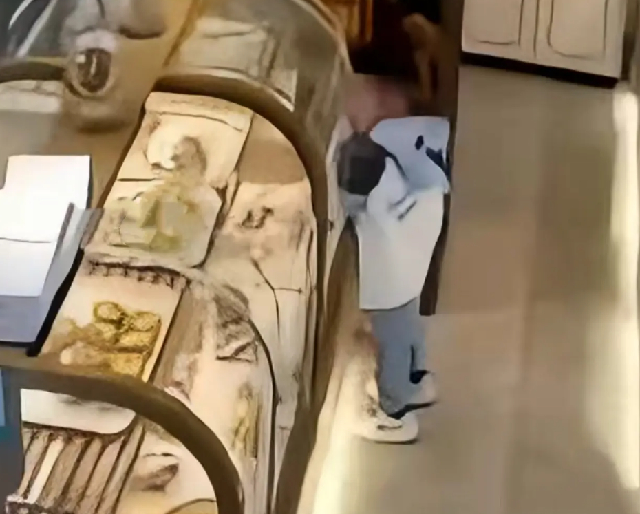 Đứa trẻ nghịch bánh và bị nhắc nhở