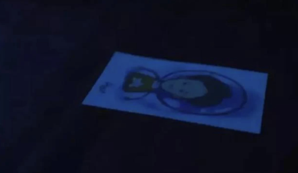 Cho đến khi bức tranh phác họa giấc mơ của cậu rơi xuống, rồi chầm chậm bay lên như chính tương lai mà Allen khao khát – xa dần, xa dần, và cuối cùng không thể chạm tới.