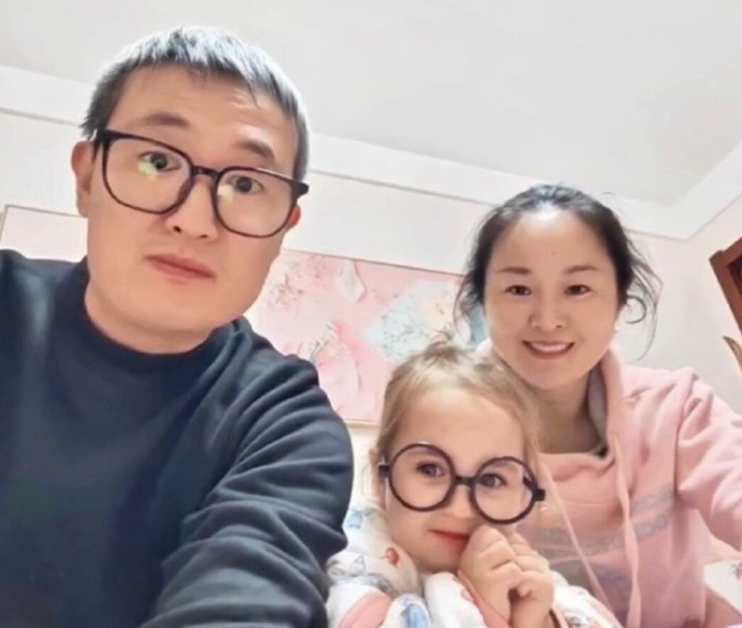 Bé gái sở hữu tóc vàng xoăn nhẹ, mắt xanh, sống mũi cao, nét lai phương Tây rất rõ