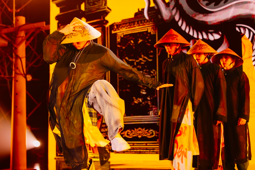 Nón lá, áo dài và hình ảnh rồng thời Lý xuất hiện tại sân khấu Tân binh toàn năng