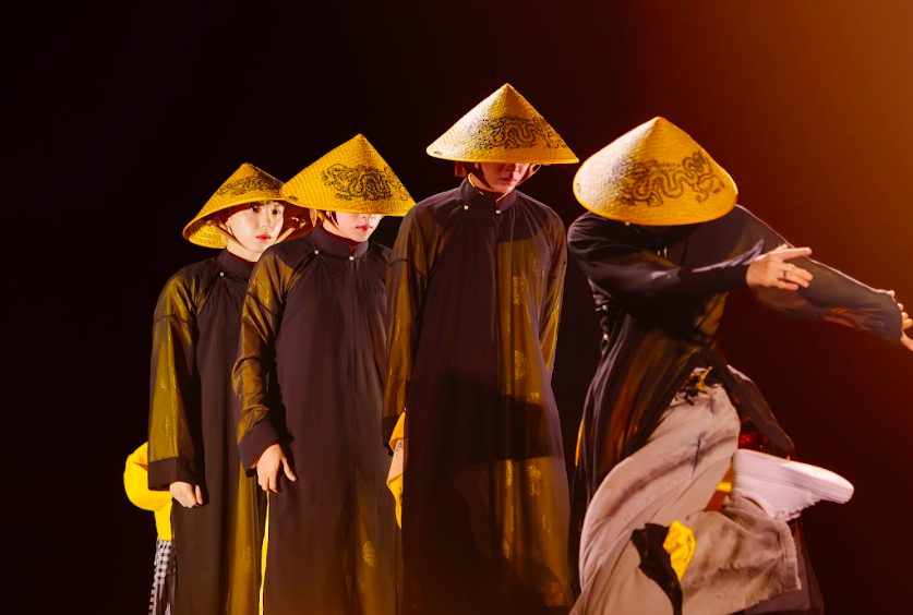 Nón lá, áo dài và hình ảnh rồng thời Lý xuất hiện tại sân khấu Tân binh toàn năng